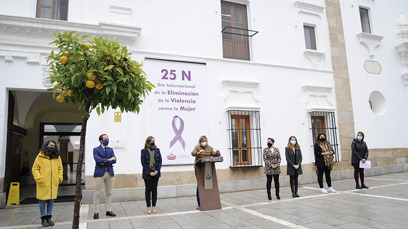La Asamblea de Extremadura muestra su rechazo hacia la violencia contra las mujeres. Grada 151