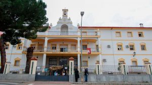 El Ayuntamiento de Mérida entrega aceite y leche al Asilo de Ancianos