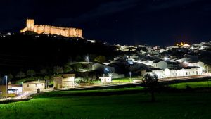 El castillo de Segura de León estrena iluminación ornamental