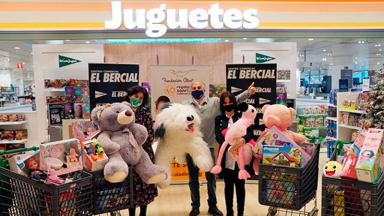 El Corte Inglés y los participantes de Master Chef Junior 8 entregan juguetes a la Fundación Aladina