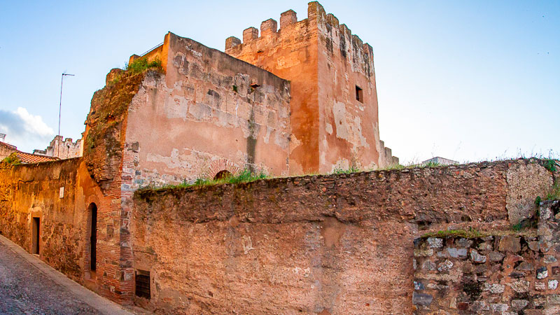 La restauración de la muralla de Cáceres avanza en su tramitación administrativa