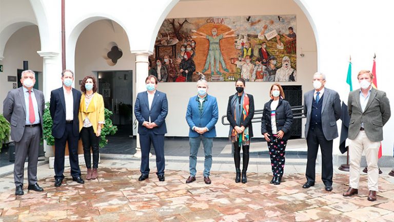 El Museo Luis de Morales de Badajoz acoge un mural de Damián Retamar en homenaje a las víctimas de la pandemia