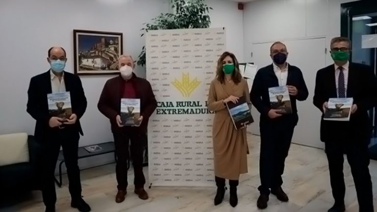 Un libro financiado por Caja Rural de Extremadura recoge el primer catálogo de piedras sagradas de la región