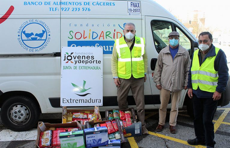 El voleibol cacereño colabora con el Banco de Alimentos de la ciudad