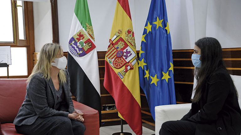 Miriam Al Adib, galardonada con el Doctoralia Awards, visita la Asamblea de Extremadura. Grada 154