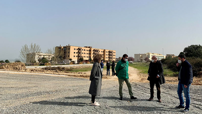 Paula Rodríguez y Andrés Licerán visitan las obras de la pista de Montesol. Foto: Ayuntamiento de Cáceres