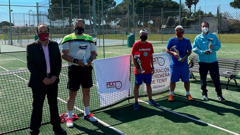 El club 'Las Arenas' de Don Benito acoge el inicio del I Circuito senior de tenis de Extremadura