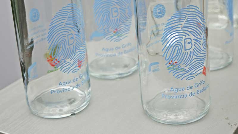 Botellas y vasos de vidrio para promover el consumo de agua del grifo en  actos municipales