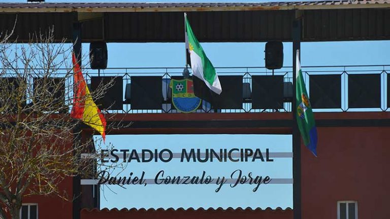 El estadio municipal de Hernán Cortés se inaugura con la denominación 'Daniel, Gonzalo y Jorge'