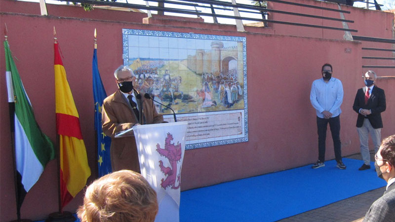 Badajoz recuerda a Alfonso IX con un mural junto al río Guadiana