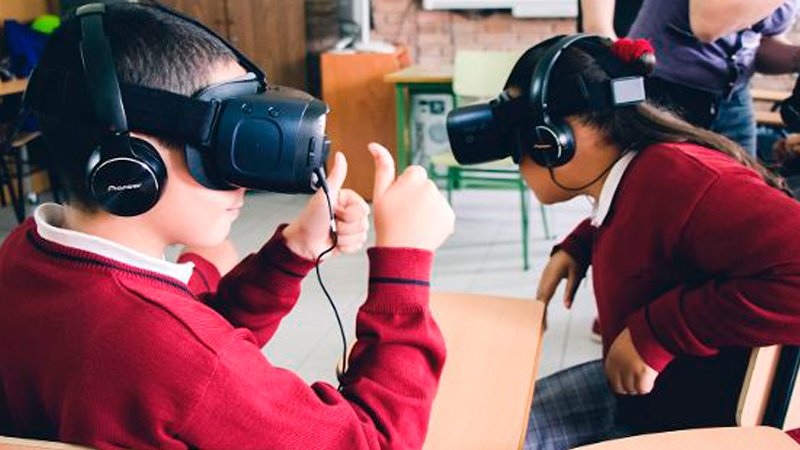 Escolares acercándose a la música clásica a través de la realidad virtual. Foto: Cedida