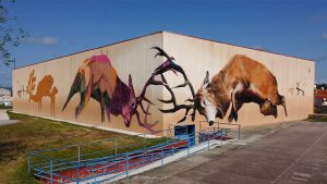 Jesús Brea y Sojo elaboran un mural en Torrejón el Rubio alusivo a las pinturas rupestres de Monfragüe