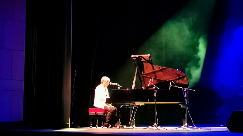 Nando Juglar, al piano, en el teatro López de Ayala. Foto: Cedida