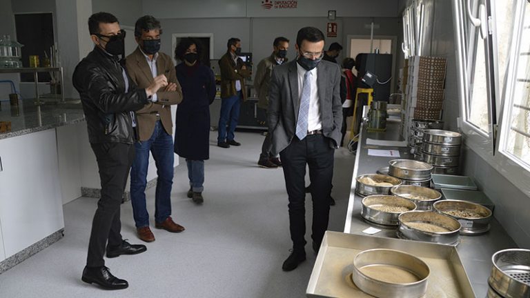 La Diputación de Badajoz renueva el laboratorio de control de calidad de materiales de obra. Grada 155