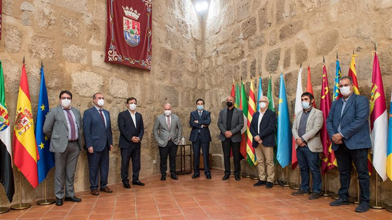 El Cermi entrega a la Junta de Extremadura su premio de 2019 en la categoría 'Mejor acción autonómica'