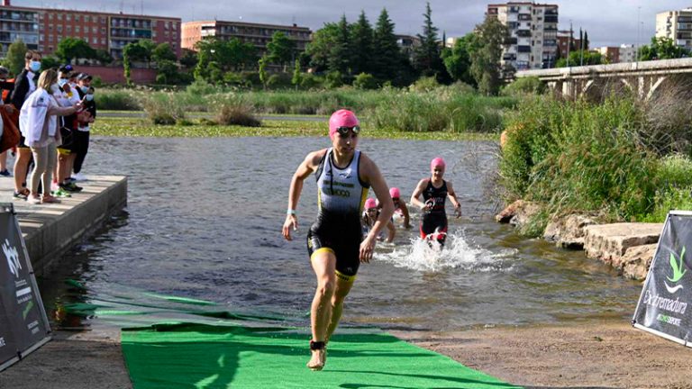 Igor Bellido y Helena Moragas ganan el XVI Triatlón Puerta Palmas