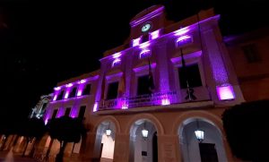 Mérida ilumina sus monumentos por la enfermedad inflamatoria intestinal