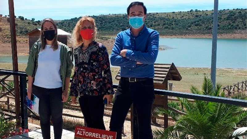 Apamex informa al Ayuntamiento de Alange sobre el Manual de Señalización Turística de Extremadura
