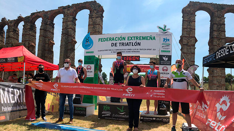 Ander Noain y Laura Durán ganan el XI Triatlón Ciudad de Mérida