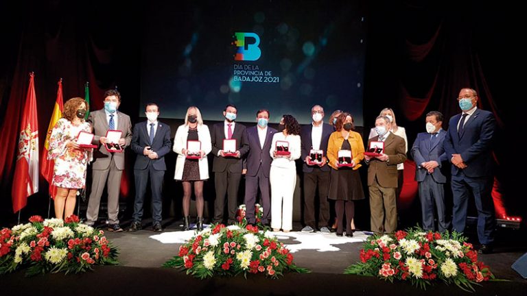 Las Medallas de Oro de la Provincia refuerzan el municipalismo. Grada 156. Diputación de Badajoz