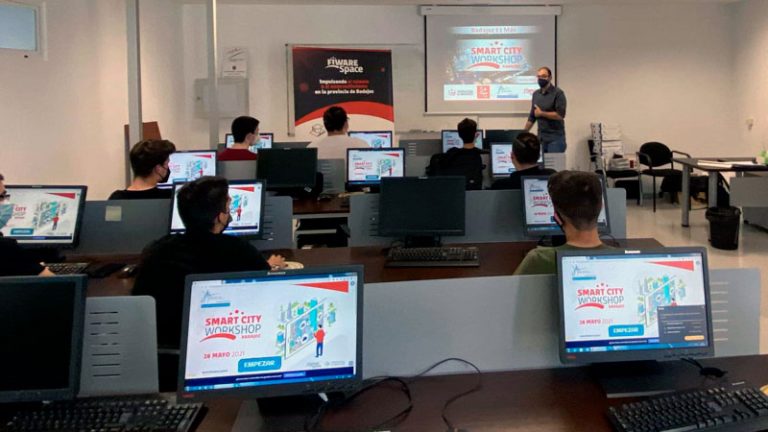 Alumnos del Virgen de Guadalupe de Badajoz aprenden programación en el Fiware Space