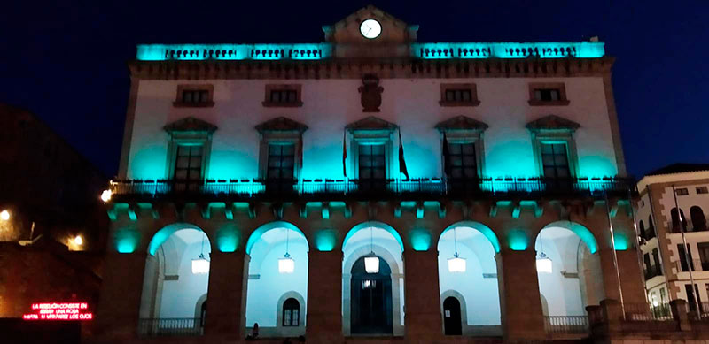 Fachada del Ayuntamiento de Cáceres iluminada de verde. Foto: Ayuntamiento de Cáceres