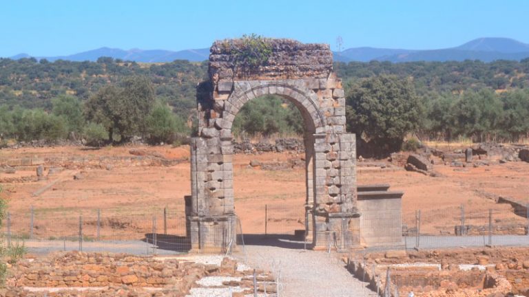 El Gobierno central rehabilitará el yacimiento de Caparra y el castillo de Montemolín