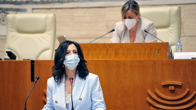 Esther Gutiérrez destaca en la Asamblea las novedades de las ayudas al fomento del autoempleo. Grada 158. Sexpe