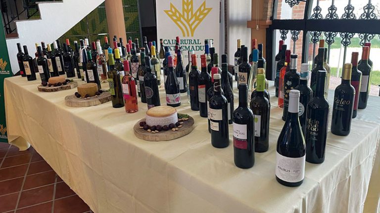 Caja Rural de Extremadura entrega los Premios Espiga a los vinos y quesos con Denominación de Origen