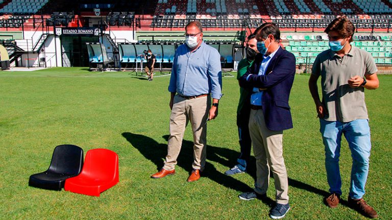 El Ayuntamiento de Mérida cambiará el césped y varias zonas de asientos del Estadio Romano