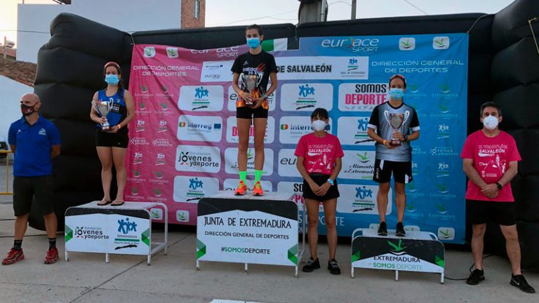 Irene Cascajosa y José Manuel Montero ganan el Triatlón de Salvaleón