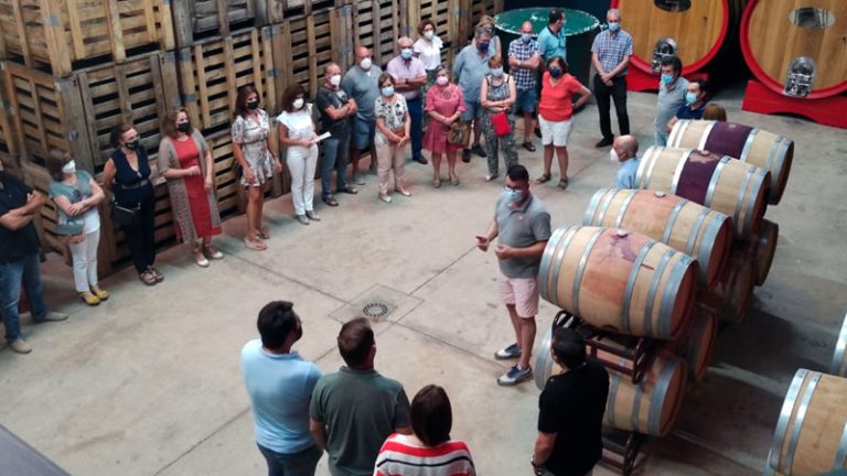 La Asociación para el desarrollo de la cultura del vino en Tierra de Barros visitó la bodega AgroRibera Nature