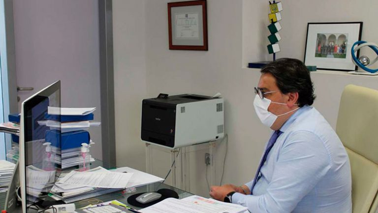 Reunión de José María Vergeles y el Consejo Extremeño para la Promoción de la Accesibilidad Universal. Grada 158. Sepad