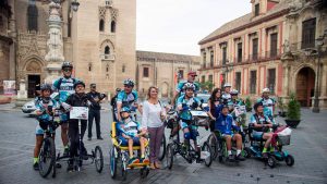 Los peregrinos con discapacidad del 'DisCamino de Santiago' pasan por Mérida