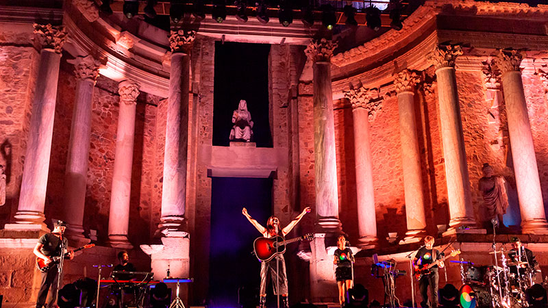 Amaral ofrece un concierto espectacular en el Stone & Music de Mérida