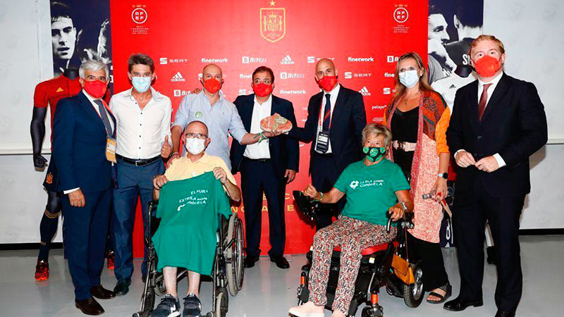 La selección española de fútbol da visibilidad a la ELA en Extremadura