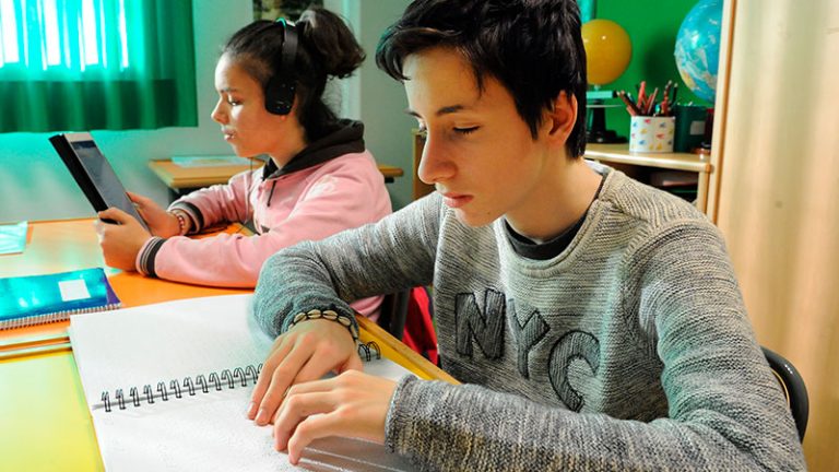 Los 135 jóvenes ciegos que estudian en Extremadura se apoyan en la formación digital y la tecnología accesible
