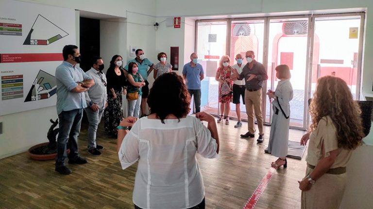 La Asociación para el Desarrollo de la Cultura del Vino en Tierra de Barros visita el Museo de las Ciencias del Vino