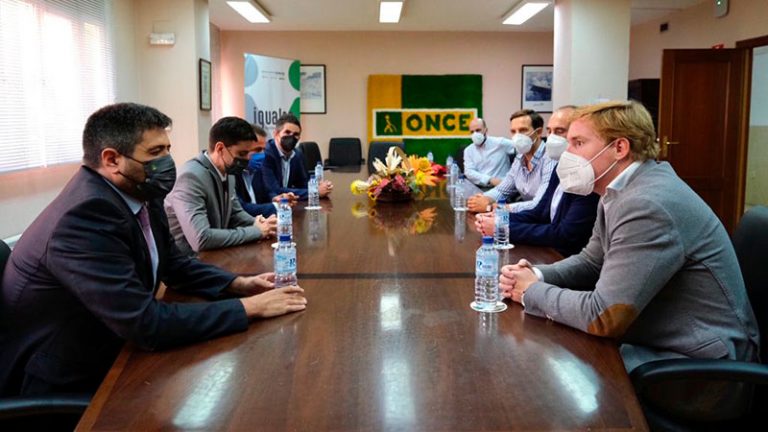 El alcalde de Badajoz visita la sede de la ONCE en la ciudad para conocer sus actividades