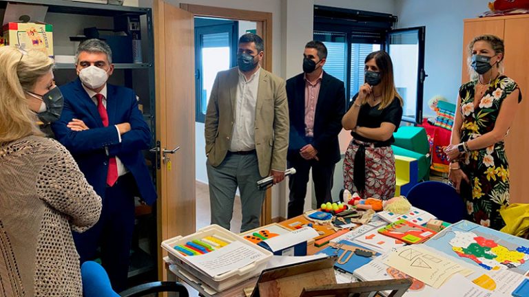 El senador por Cáceres Javier Garcinuño conoce la labor de la ONCE en la ciudad