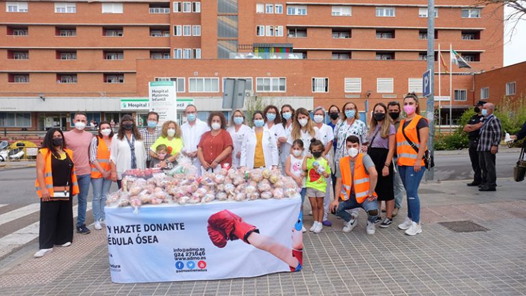 ADMO entrega muñecos a los menores hospitalizados en el Materno Infantil de Badajoz