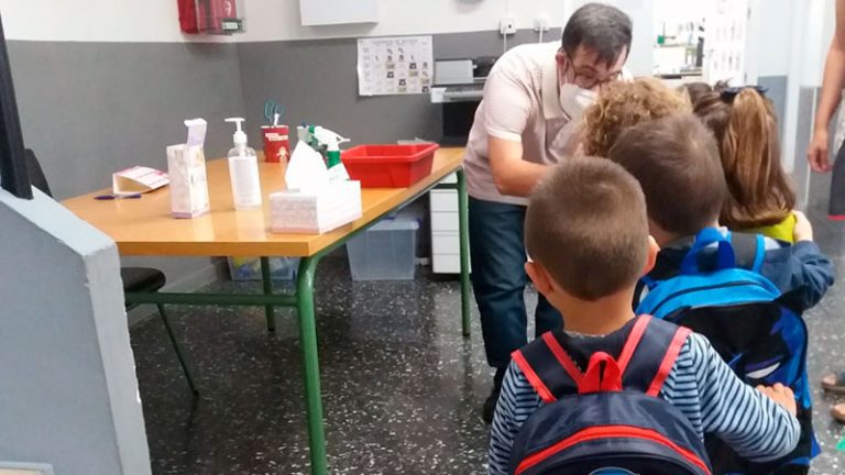 El colegio y la guardería de San Pedro de Mérida incorporan a un conserje procedente de Down Mérida