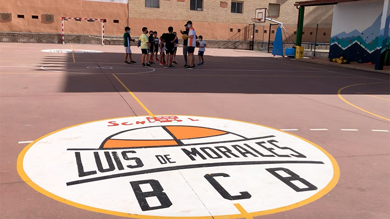El colegio Luis de Morales actualiza su imagen como sede del Baloncesto Ciudad de Badajoz