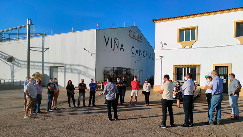La Asociación para el desarrollo de la cultura del vino en Tierra de Barros visita la Bodega Cave San José