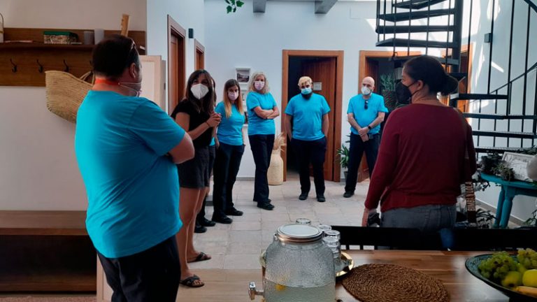 Los alumnos de la Escuela Profesional Dual Tentudía 21 visitan el alojamiento 'La siesta del naranjo' en Monesterio