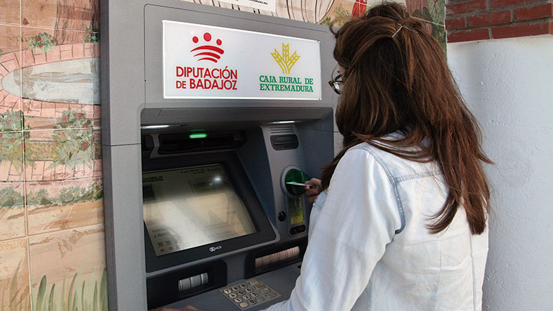 La provincia de Badajoz tiene una de las mayores cuotas en la accesibilidad al dinero en efectivo. Grada 159. Diputación de Badajoz