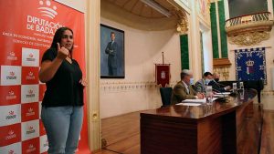La Diputación de Badajoz incorpora a sus plenos el servicio de interpretación de lengua de signos