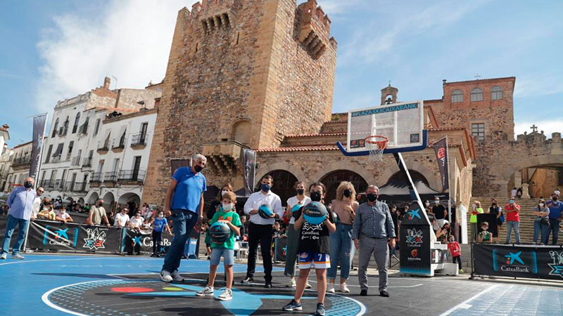 Cáceres disfruta del baloncesto con el espectáculo del 'Plaza 3x3 CaixaBank'