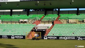 Continúan los trabajos de mejora del césped del Romano José Fouto tras aplazarse el cambio del mismo