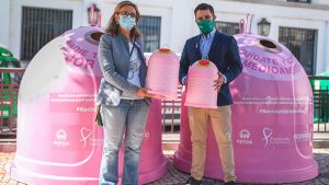 Ecovidrio instala dos iglús rosas para reciclaje en Mérida por la campaña 'Recicla vidrio por ellas'
